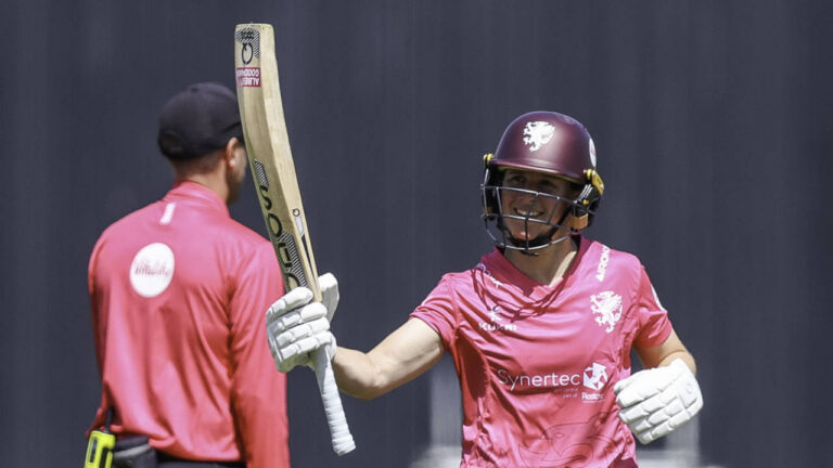 Sophie Luff fifty stretches Somerset’s unbeaten start – صوفیہ لُف کی شاندار نصف سنچری: سمرسیٹ کی وائٹلٹی بلاسٹ میں ناقابل شکست پیش قدمی