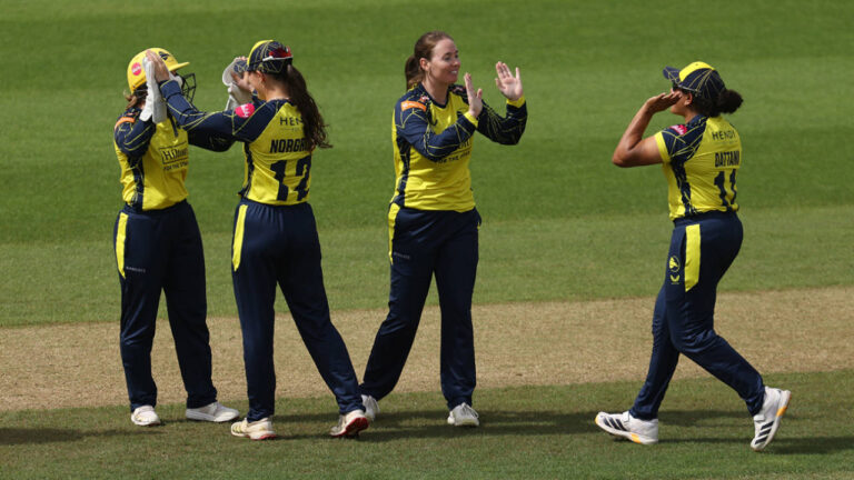 Harman helps Hampshire rescue tie after Wellington ties down Surrey – وائٹلٹی بلاسٹ: ہیمپشائر اور سرے کے درمیان سنسنی خیز مقابلہ برابر